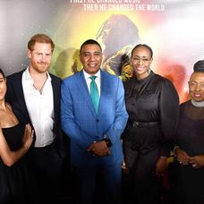 Princ Harry s Meghan na premiére filmu na Jamajke