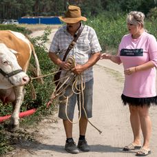 Do farmárskych tajov zasvätil Evelyn hospodár Martin