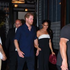 Meghan a Harry na večeri