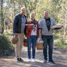 Milanova priateľka v sprievode jeho bratranca a najlepšieho kamaráta