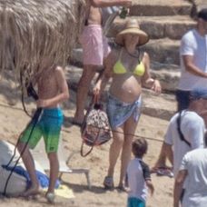 Kate Hudson oddychuje na gréckom ostrove.
