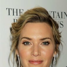 Kate Winslet rozdáva podpisy fanúšikom