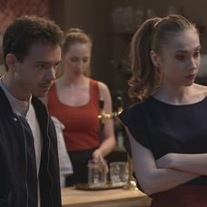 Edo dokazuje, že je vtipný.