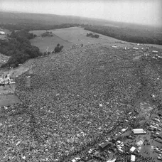 Mladá žena občerstvuje počas legendárneho hudobného festivalu Woodstock. (15. augusta 1969)