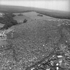 Mladá žena občerstvuje počas legendárneho hudobného festivalu Woodstock. (15. augusta 1969)