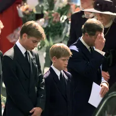 William a Harry na pohrebe princeznej Diany.