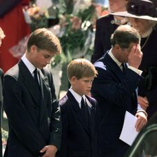 William a Harry na pohrebe princeznej Diany.