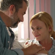 Edo a Beáta ukázali bábätko