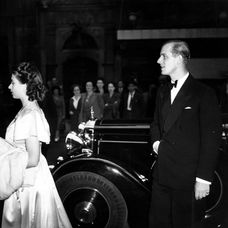 Archívne zábery kráľovského páru. 