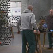 Petra svojou neschopnosťou pripraví Alexa o kanceláriu.