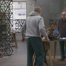 Petra svojou neschopnosťou pripraví Alexa o kanceláriu.