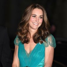 Kate Middleton v róbe od Jenny Packham teraz.