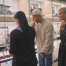 Kristian vyberá so Žanet snubný prsteň pre priateľku.