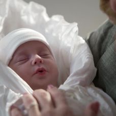 Edo a Beáta ukázali bábätko