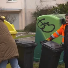 Čo v smetiakoch hľadal?