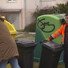 Čo v smetiakoch hľadal?
