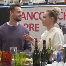 V Lenke sa prebudí žiarlivosť.