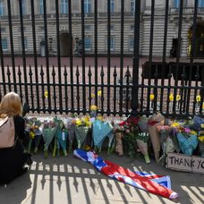 Británia plače za princom Philipom. Pred palácom sa zbierajú davy ľudí