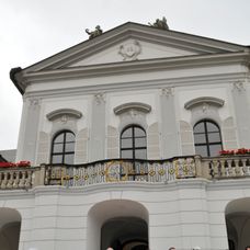 Privítanie britského kráľovského páru na nádvorí Prezidentského paláca.