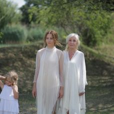 Mária Čírová s dcérkou Zoe a Marína Kráľovičová vo videoklipe Dokonalý svet