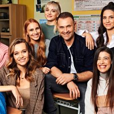 Tomáš Maštalír so seriálovými študentkami