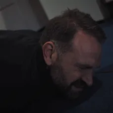 Andrej leží na zemi.