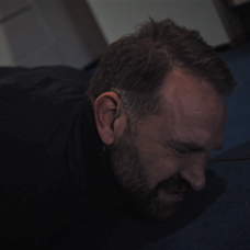 Andrej leží na zemi.