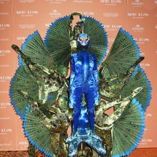 Heidi Klum s artistami z Cirque du Soleil ako obrovský páv.