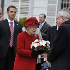 Na snímke uprostred kráľovná Alžbeta II., ktorú víta prezident SR Ivan Gašparovič pred Prezidentským palácom 