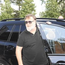 Russell Crowe je už v Karlových Varoch