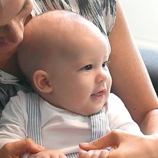 Kráľovský pár s Archiem navštívil Desmonda Tutu.