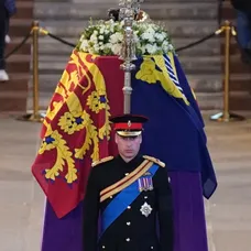 Osem vnúčat kráľovnej držalo stráž pri rakve