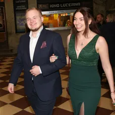 Artur Štaidl s priateľkou prišli na premiéru pokračovania minisérie Iveta
