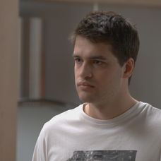 Samo uvidí Sabinu v bielom.