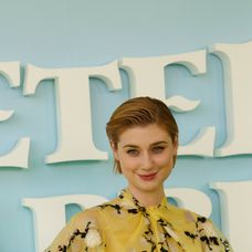 Muž leží po zásahu mačky.