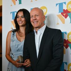 Bruce Willis je od manželky Emmy starší o 23 rokov.