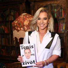 Dominika vydala knihu o svojom živote.
