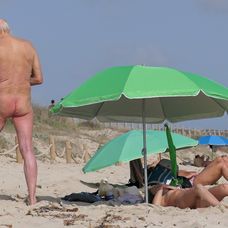 Herec Charles Dance s priateľkou na nuda pláži