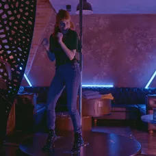 Nikol išla na utajenú misiu do striptízového baru.