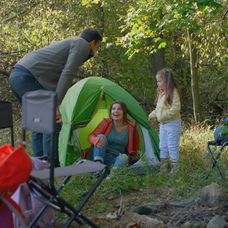 Hanka, Naďa a Martin išli stanovať do lesa.