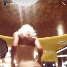 Nela Slováková v erotickej bielizni. 
