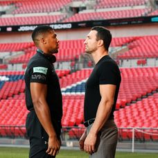 Anthony Joshua a Vladimir Kličko pózujú pre novinárov na štadióne Wembley..jpg