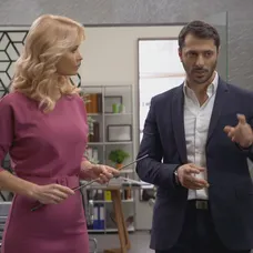 Alex privedie do kancelárie posilu - Mirku Almásy.