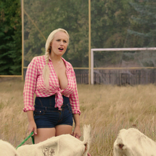 Táto slečna pasie na futbalovom štadióne kozy