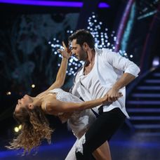 Havarované auto Alexandra Dubčeka vyťahujú po autonehode z priekopy. (september 1992)