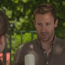 Myslí si, že Tomáš randí s Vlastičkou.