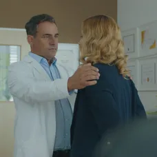 Adela (Lívia Bielovič) pred Adnrejom (Ján Koleník) tají bolestivú vec. Chce, aby pri ňom Richard (Filip Tůma) stál.