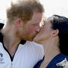 Meghan Markle a princ Harry sa pobozkali na verejnosti.