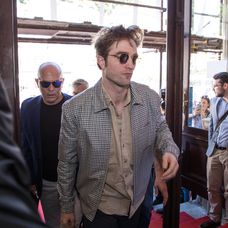 Robert Pattinson po príchode do mestského divadla v Karlových Varoch