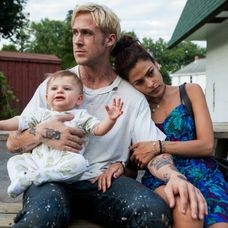 Eva Mendes a Ryan Gosling spolu vo filme Za borovicovým hájom.